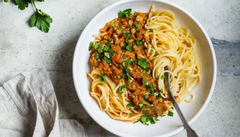 Porcja spaghetti z sosem z soczewicy i warzyw. Zastanawiasz się, ile węglowodanów ma makaron?