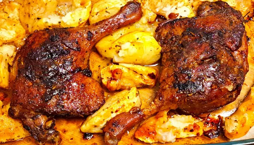 Pyszne, chrupiące udka z kaczki z piekarnika, pieczone z ziemniakami i ziołami.
