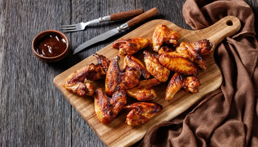 Chrupiące skrzydełka z grilla, idealne do maczania w sosie BBQ. Ta marynata do skrzydełek na grilla sprawi, że będą soczyste i aromatyczne.