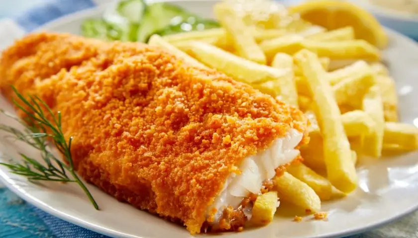 Chrupiąca ryba w panierce z frytkami i cytryną. Idealny posiłek na szybki lunch.