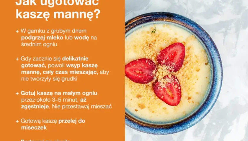 Jak zrobic kasze manna: podgrzej mleko, wsyp kaszę, mieszaj, gotuj 3-5 min. Podawaj na ciepło z truskawkami.