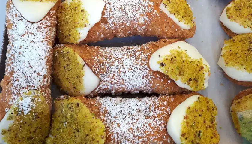 Pyszne cannoli, idealne na deser. Chrupiąca rurka z kremem i pistacjami. Zobacz nasz cannoli przepis!