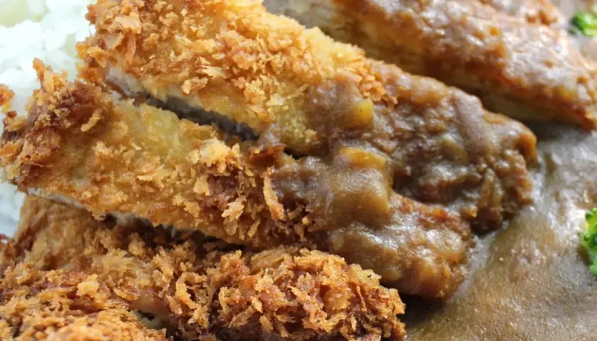 Chrupiący kurczak po japońsku, polany gęstym sosem curry, podany z ryżem. Pyszne danie!