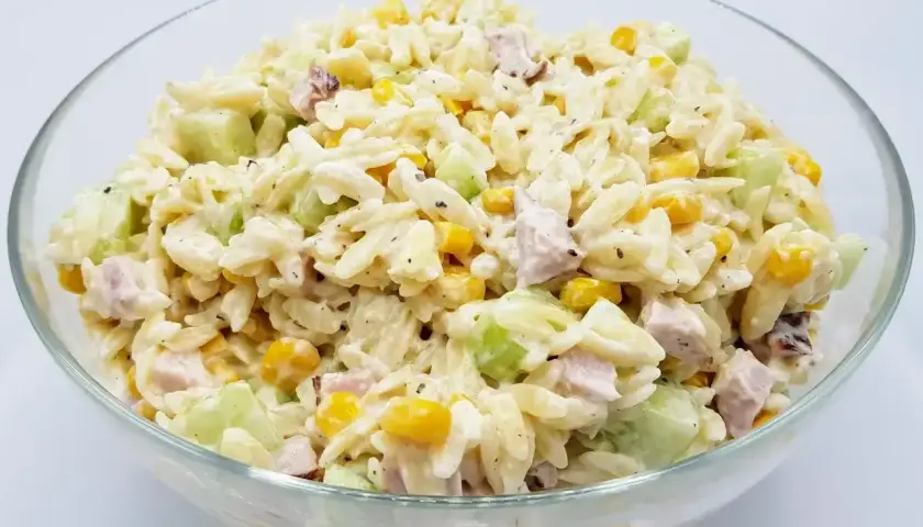 Pyszna sałatka z makaronem orzo, kukurydzą, szynką i ogórkiem, polana kremowym sosem. To najlepsza sałatka z makaronem na każdą okazję!