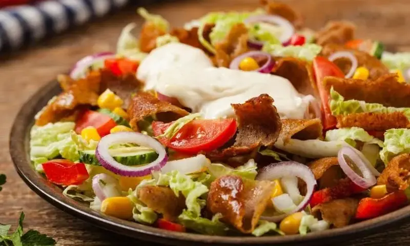 Jak zrobić sałatkę gyros warstwowa, która oczaruje Twoich gości