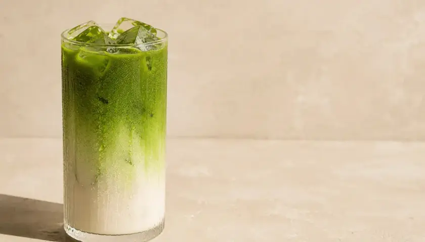 Orzeźwiające matcha latte z lodem w szklance. Idealne na upalne dni, dowiedz się, jak zrobić matcha!