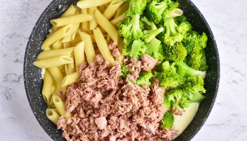 Penne z tuńczykiem i brokułami w sosie śmietanowo-serowym, gotowe do wymieszania.
