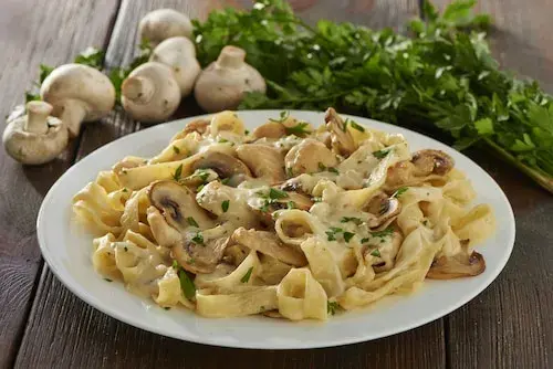 Kremowe spaghetti 4 sery: prosty przepis na pyszne danie wegetariańskie