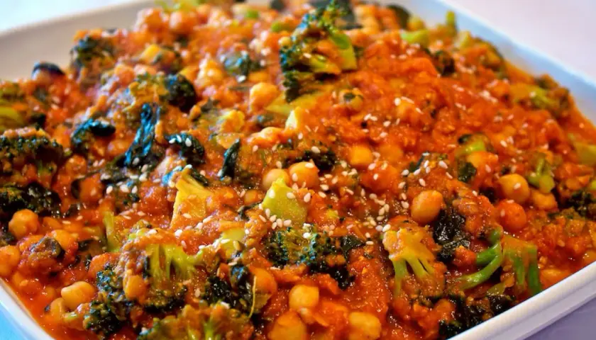 Pyszne curry z ciecierzycy z brokułami w pomidorowym sosie, posypane sezamem. Idealne na szybki obiad.