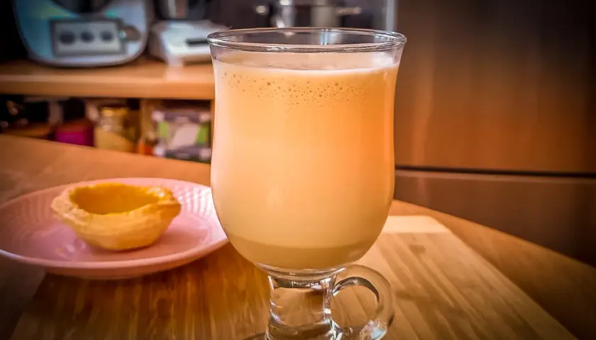 Kawa mrożona thermomix, idealna na upalne dni, podana z babeczką.