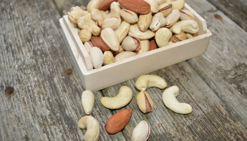 Mieszanka orzechów: migdały, pistacje i nerkowce. Zastanawiasz się nad pistacje kcal? Oto zdrowa przekąska.