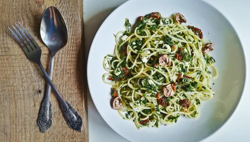 Szybkie i smaczne spaghetti ze szpinakiem i fetą w 30 minut