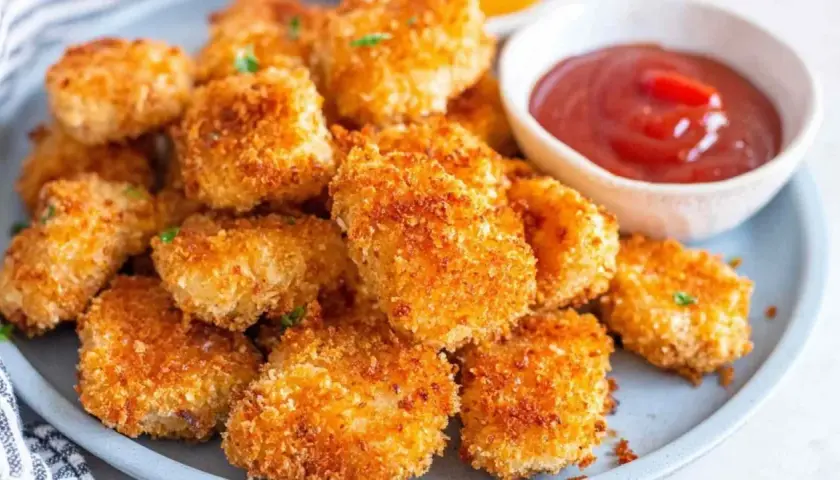 Chrupiące nuggetsy z airfryer, idealne do maczania w ketchupie. Pyszna i zdrowa przekąska.