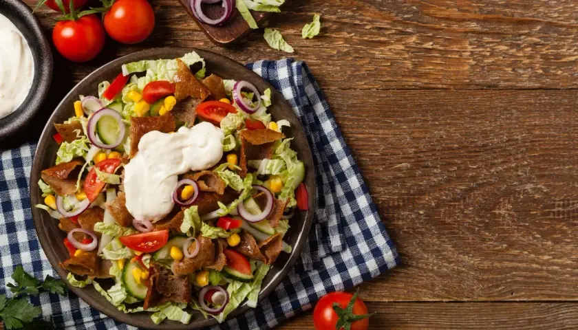 Sałatka gyros z kurczakiem, warzywami i sosem. Zastanawiasz się, ile kalorii ma sałatka gyros?