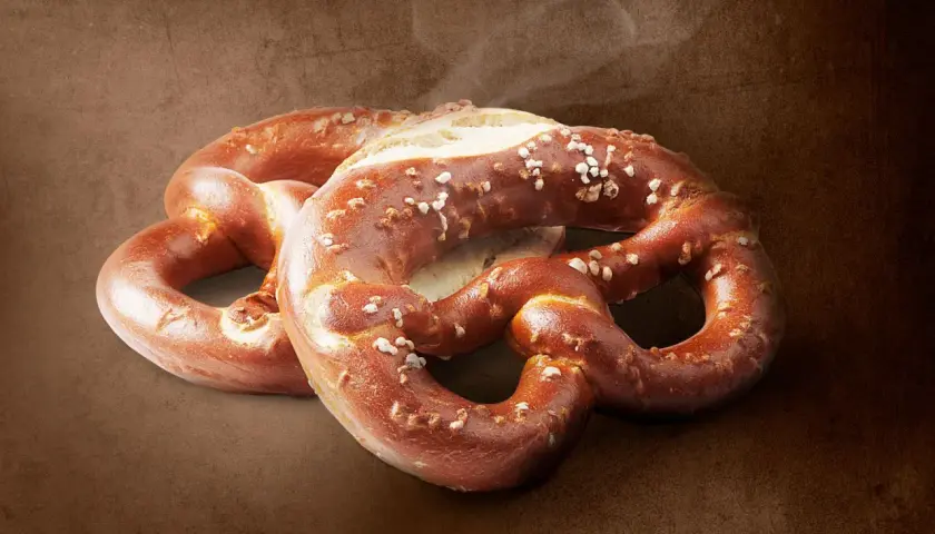 Dwa świeże precle z solą, idealne na przekąskę. Sprawdź precel Lidl kcal, by poznać wartość odżywczą.