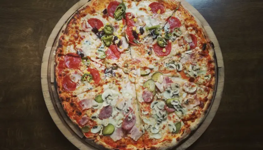Ile kcal ma pizza neapolitańska? Zaskakujące kalorie w pizzy!