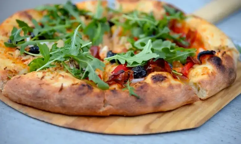 Ile gram ciasta na pizzę 30 cm? Oto idealne wagi dla każdej pizzy