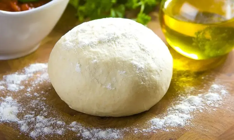 Ile piec pizzę na cieście drożdżowym, aby uniknąć zakalca?