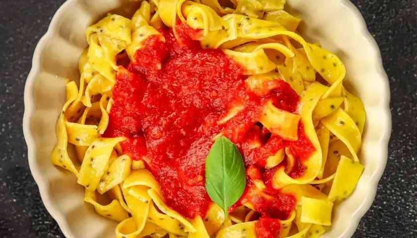 Pappardelle z sosem pomidorowym i bazylią. Różne rodzaje makaronu mogą być tak pyszne!