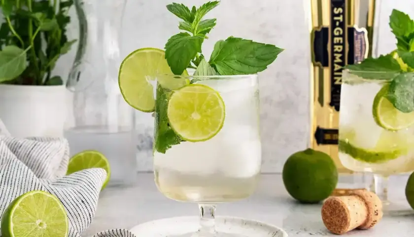 Orzeźwiający drink z limonką i miętą, idealny na lato. Poznaj przepis na Hugo drink!