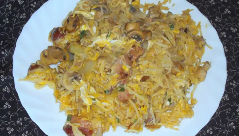 Pyszne danie z makaronu nitki, jajek, pieczarek i boczku. Idealne, gdy zastanawiasz się, co zrobić z ugotowanym makaronem nitki.