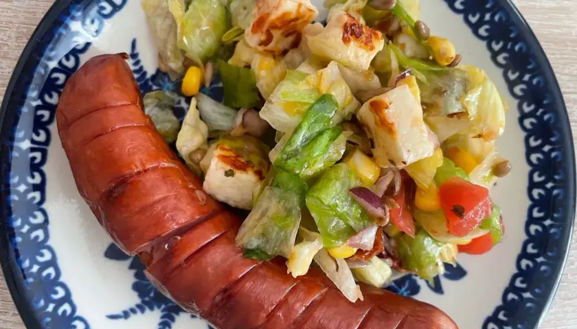 Jaka sałatka do szaszłyków? Lekka sałatka z grillowanym serem halloumi, sałatą, kukurydzą i pomidorkami świetnie pasuje do kiełbaski.