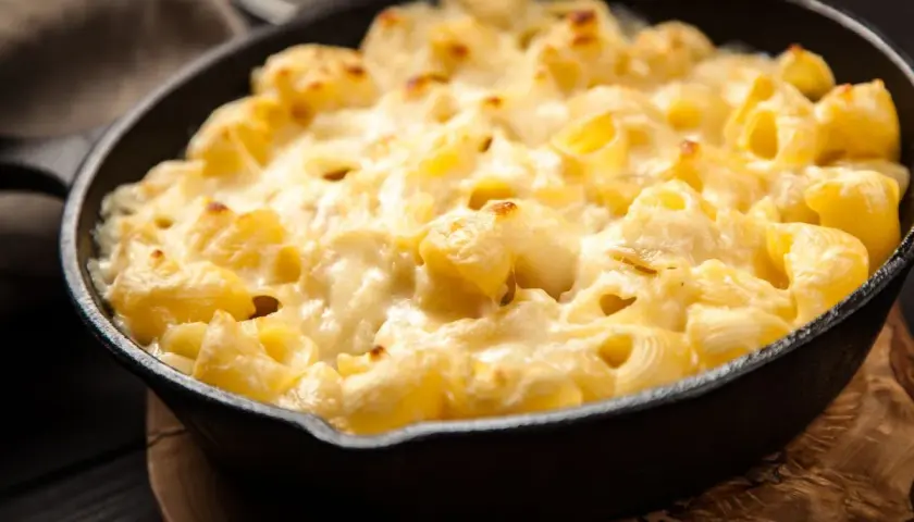 Pyszny makaron zapieczony z serem w żeliwnej patelni. Idealny przykład, jak ugotować makaron, by zachwycił smakiem.