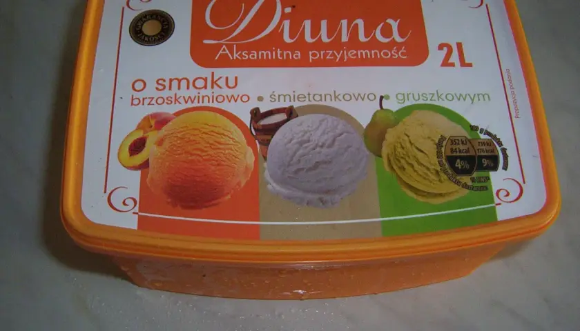Lody Diuna w smaku brzoskwiniowo-śmietankowo-gruszkowym. Trzy gałki lodów: pomarańczowa, jasnoróżowa i żółta.