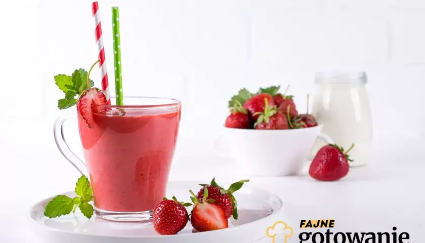 Pyszny truskawkowy smoothie z miętą. Idealne na lato, znajdź więcej takich smoothie przepisy na fajnegotowanie.pl.