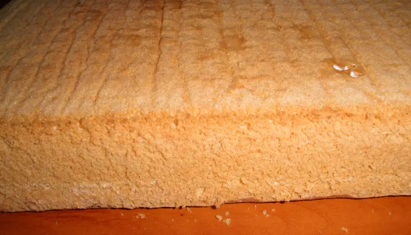 Puszysty biszkopt z 6 jaj, idealny do tortów. Prosty przepis na biszkopt z 6 jaj, który zawsze wychodzi.