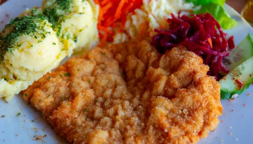 Kotlet schabowy z ziemniakami i surówkami. Sekret jak zrobić kotlety schabowe żeby były miękkie tkwi w panierce i smażeniu.