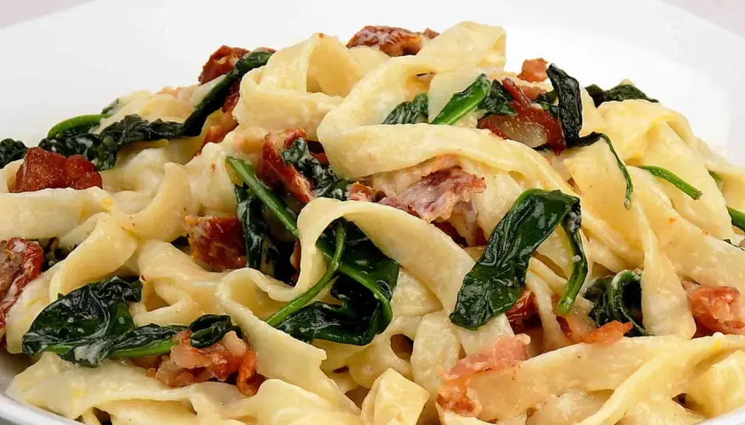 Pappardelle z boczkiem i szpinakiem w kremowym sosie z mascarpone. Pyszne danie, które zachwyci każdego smakosza.