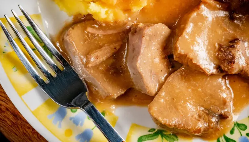 Miękkie plastry schabu w sosie, idealne, gdy zastanawiasz się, co zrobić ze schabu zamiast schabowych. Podane z purée ziemniaczanym.