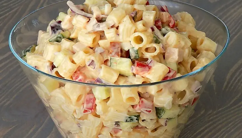 Pyszna sałatka z makaronem, ogórkiem, papryką i cebulą w kremowym sosie. Idealna sałatka z makaronem na szybko.