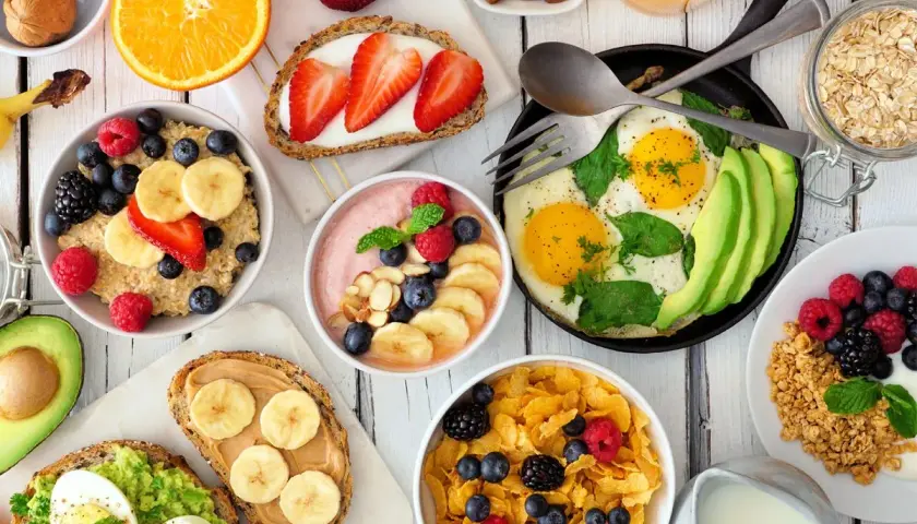 Mnóstwo inspiracji na zdrowe śniadanie: owsianka, jajka sadzone, tosty z awokado i masłem orzechowym, smoothie bowl, płatki z owocami.