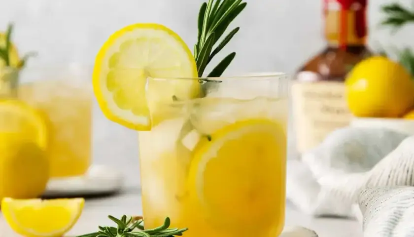 Orzeźwiający limoncello spritz z plasterkami cytryny i gałązką rozmarynu, idealny na letnie popołudnie.