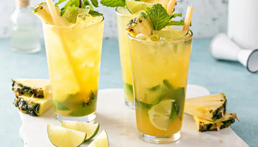 Orzeźwiające mojito bezalkoholowe z ananasem, miętą i limonką. Idealne na upalne dni.