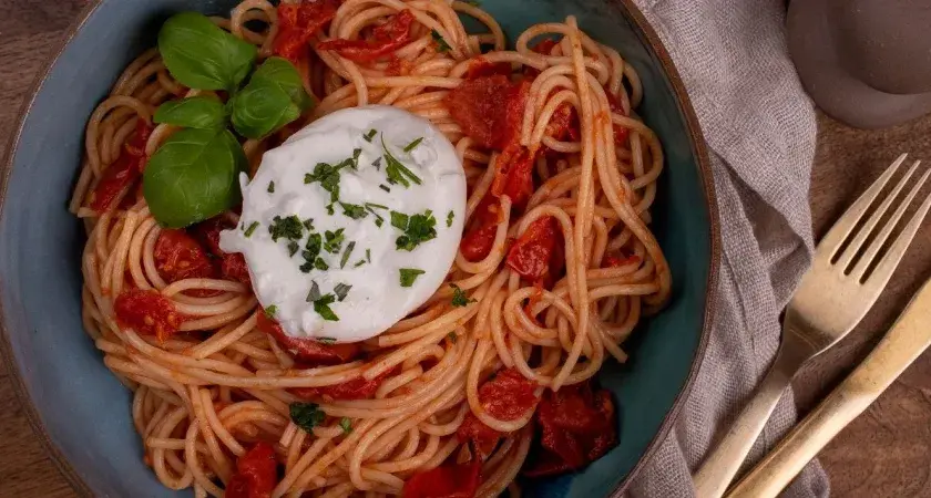 Pyszne spaghetti z burratą: prosty przepis na wykwintne danie