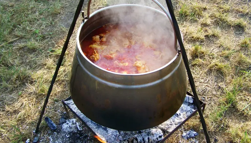 Pyszny kociołek z mięsem i kapustą gotuje się na ognisku. Idealny przepis na jesienne wieczory.