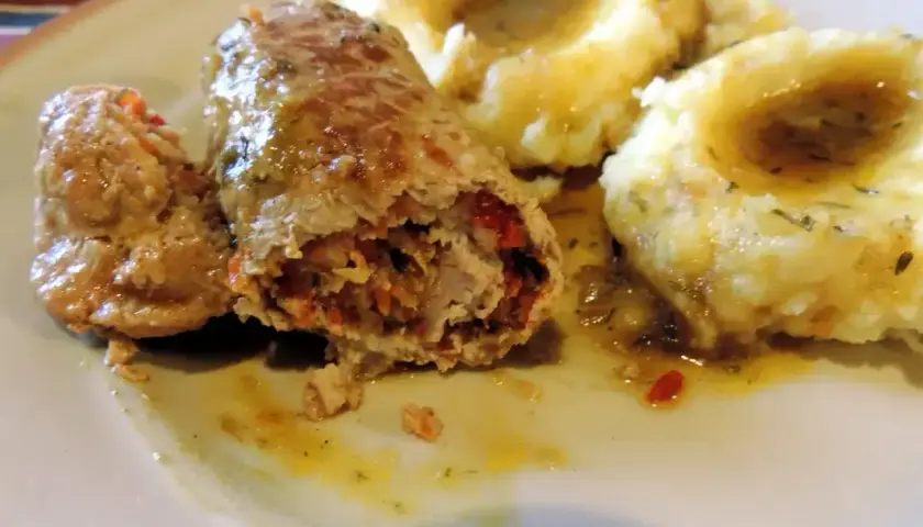 Roladki ze schabu po cygańsku z farszem warzywnym, podane z ziemniakami i sosem.