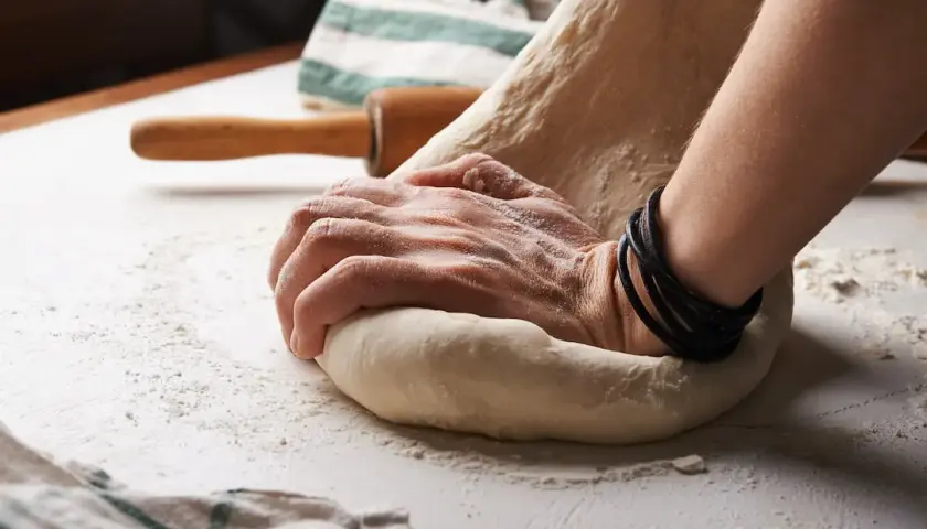 Jak uformować pizzę: proste techniki dla idealnego ciasta