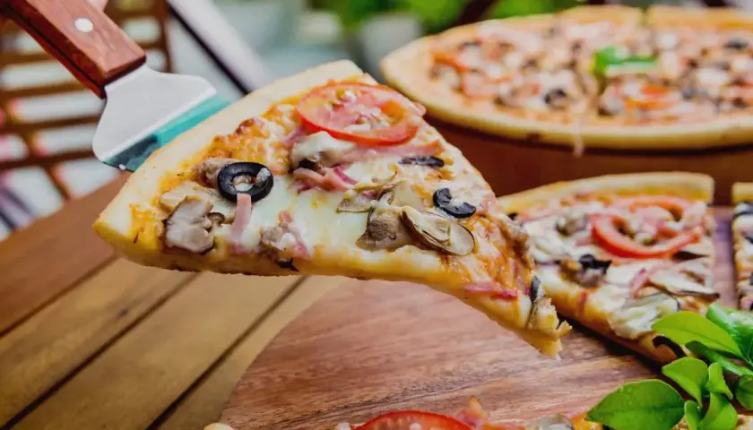 Ile osób najedzie się pizzą 40 cm? Sprawdź, zanim zamówisz!