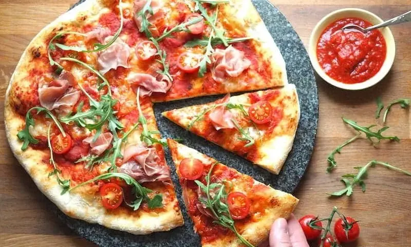 Jak się robi pizzę domową - prosta receptura na idealne ciasto