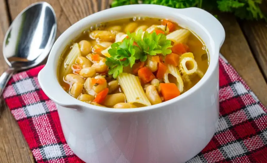 Zupa z makaronem - Jak zrobić idealną? Poradnik krok po kroku
