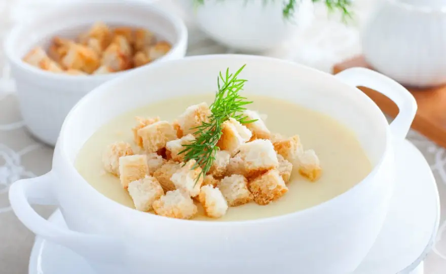 Zupa z sałaty - przepis na lekki krem. Jak uniknąć błędów?