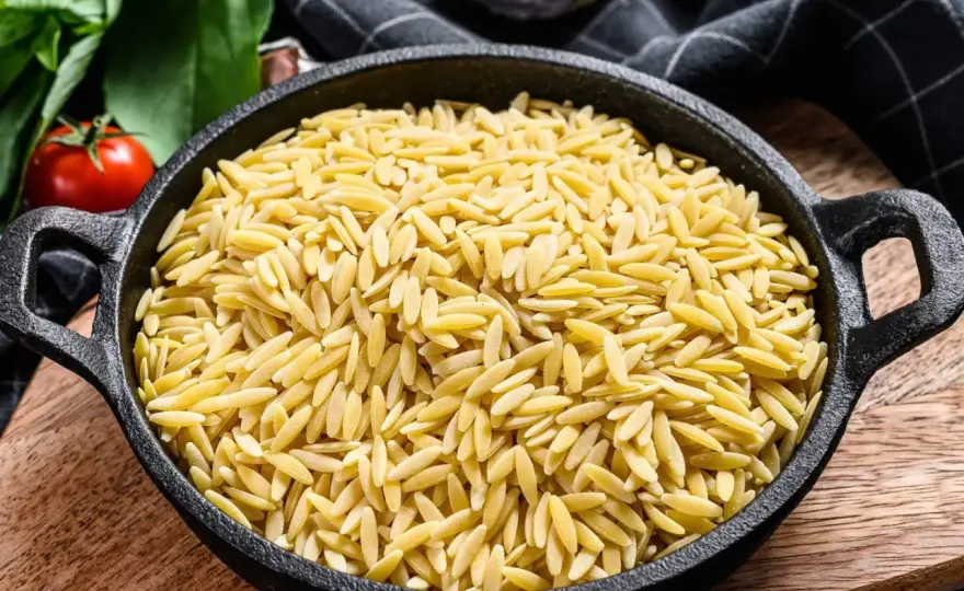 Makaron w kształcie ryżu - Jak ugotować orzo i do czego pasuje?
