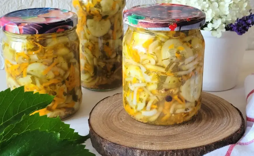 Sałatka z ogórków, marchewki i cebuli - idealna na zimę!