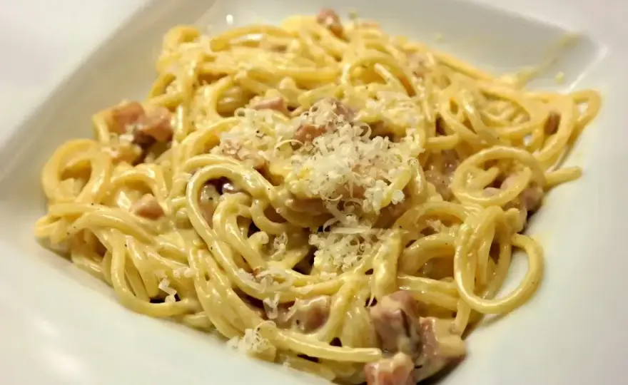 Carbonara ze śmietaną? Którą wybrać i jak uniknąć błędów?