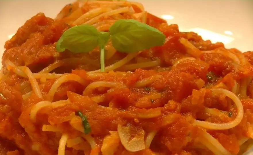 Szybkie spaghetti z przecierem pomidorowym - prosty przepis na obiad