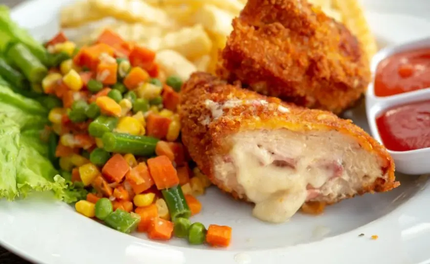 Kotlet po szwajcarsku - jak go zrobić, by ser nie wypłynął?